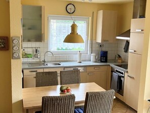 Kühlschrank, Ofen, Geschirrspüler, Hochstuhl