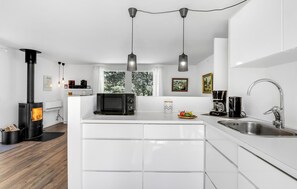 Réfrigérateur, plaque de cuisson, lave-vaisselle, cafetière/bouilloire