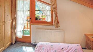 2 bedrooms, travel cot, free WiFi