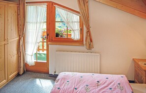2 bedrooms, travel crib, free WiFi
