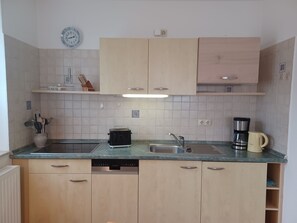 Køleskab, mikrobølgeovn, opvaskemaskine, kaffe-/temaskine