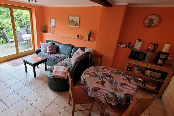 Wohnzimmer mit Essgelegenheit und Schlafcouch