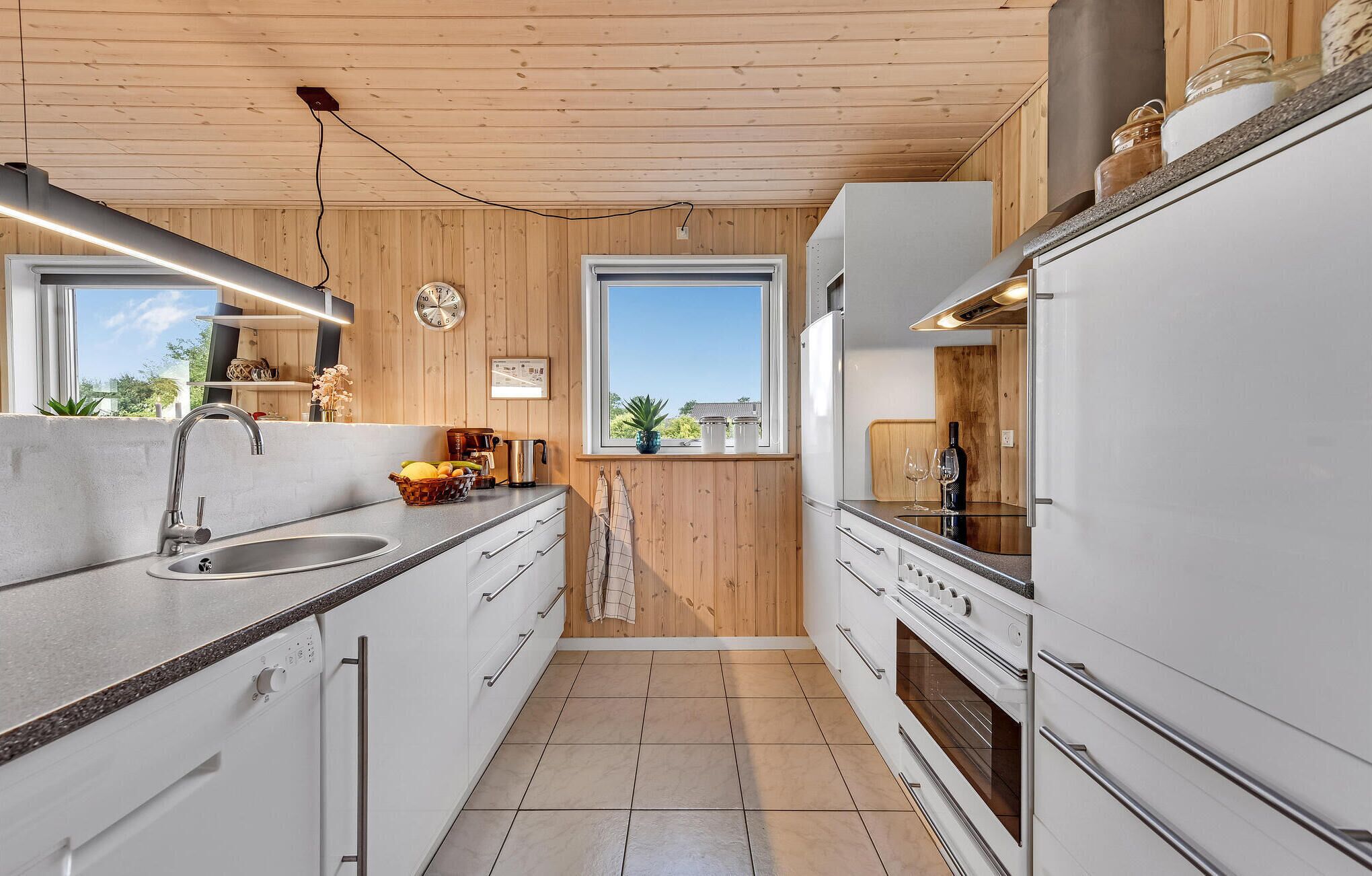 Een koelkast, een kookplaat, een vaatwasser