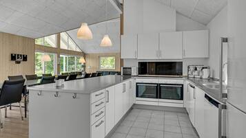 Geladeira, cooktop, lava-louças, cafeteira/chaleira