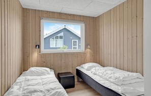 7 bedrooms, travel crib, free WiFi - Nice home in Sydals with sauna (Sydals)