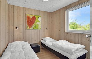 7 bedrooms, travel crib, free WiFi