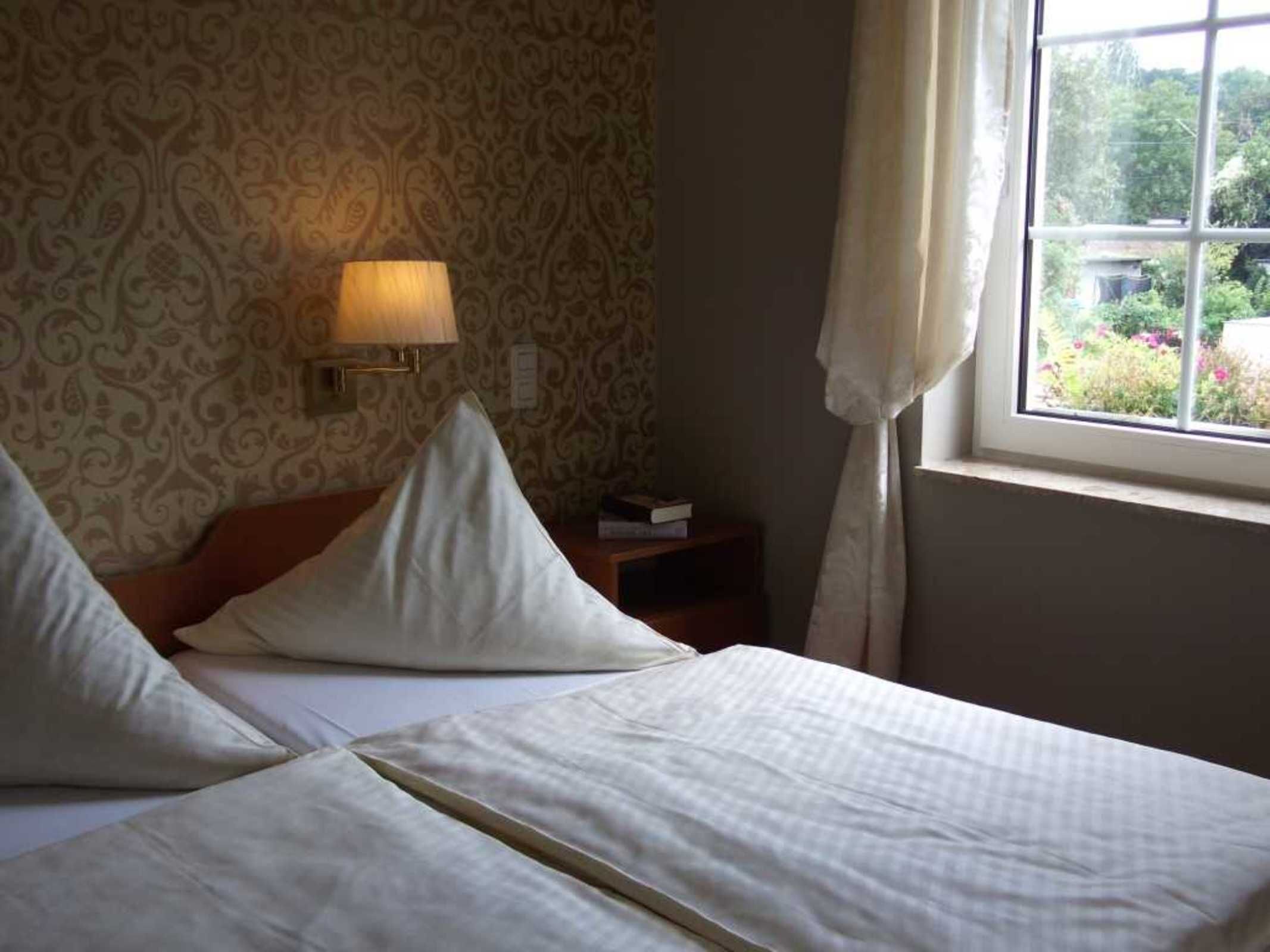 1 Schlafzimmer, Schreibtisch, Bettwäsche