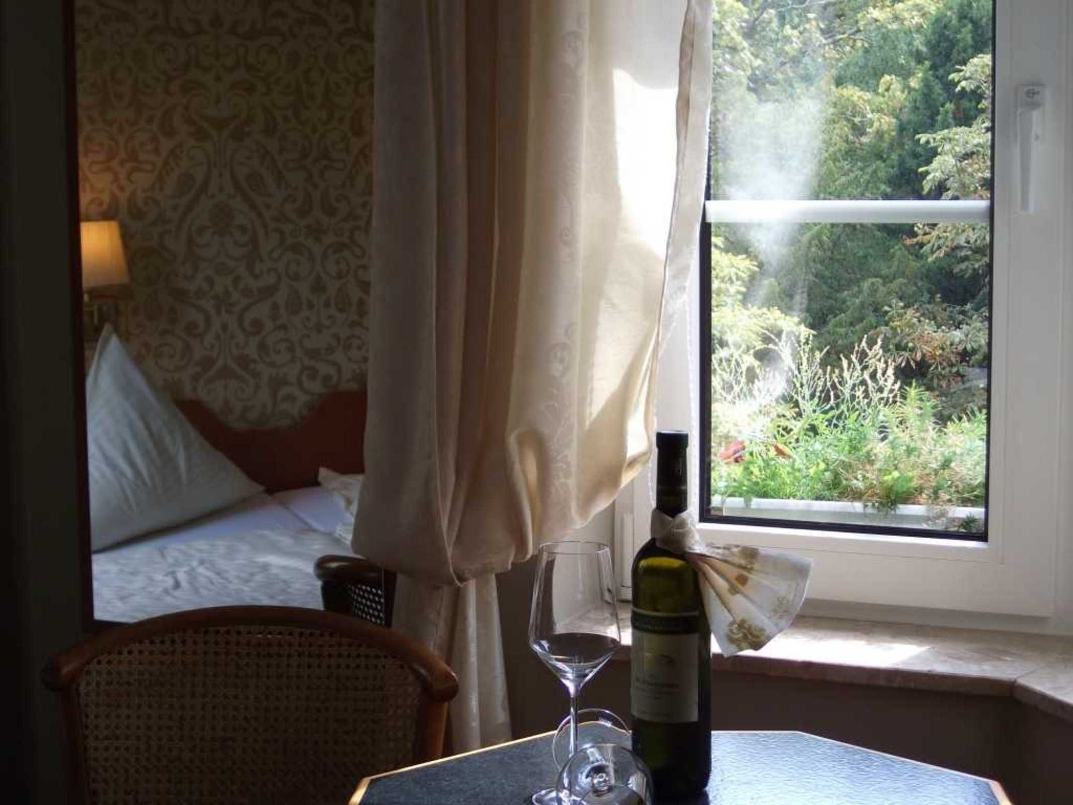 1 Schlafzimmer, Schreibtisch, Bettwäsche