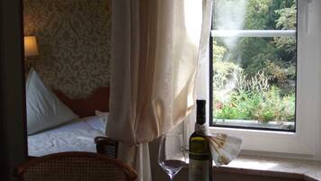 1 Schlafzimmer, Schreibtisch, BettwÀsche