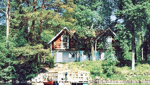 A lakeside cabin with a dock and a boat. - Amazing home in Ljungsarp with sauna (Ljungsarp)