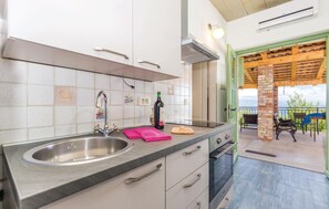 ثلاجة، موقد طهي مسطح، ماكينة لصنع القهوة/الشاي