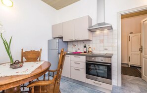 Fridge, stovetop, coffee/tea maker