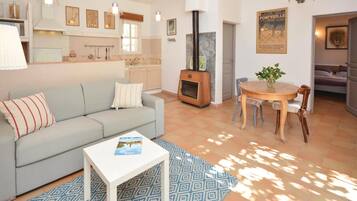 Una televisión, un reproductor de DVD, una mesa de tenis de mesa