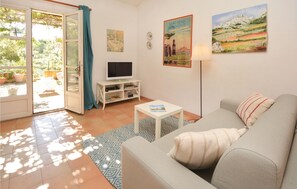 Een televisie, een dvd-speler en een tafeltennistafel