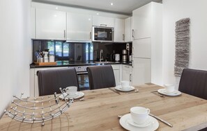 Kühlschrank, Mikrowelle, Herdplatte, Geschirrspüler