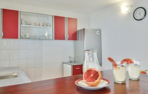 Geladeira, cooktop, talheres/pratos/utensílios de cozinha