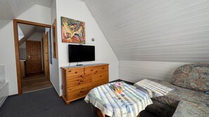 TV - Apartment No. 2 (upper floor) - Gästehaus M. Cornelsen (Sylt)