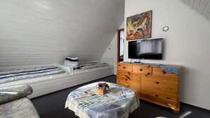 1 bedroom, WiFi, bed sheets - Apartment No. 2 (upper floor) - Gästehaus M. Cornelsen (Sylt)