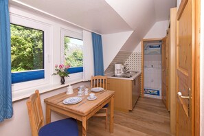 Fridge, coffee/tea maker, electric kettle, toaster - Apartment No. 2 (upper floor) - Gästehaus M. Cornelsen (Sylt)