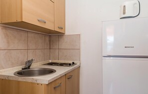 Refrigerador, parrilla de estufa y utensilios de cocina 