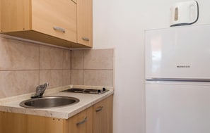 Refrigerador, parrilla de estufa y utensilios de cocina
