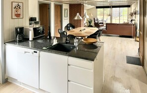 Kühlschrank, Mikrowelle, Herdplatte, Geschirrspüler