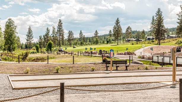 A golf course with a picnic area, a wooden bench, and a flag marking the 9th hole. - Stunning home in Trysil with sauna (Trysil)
