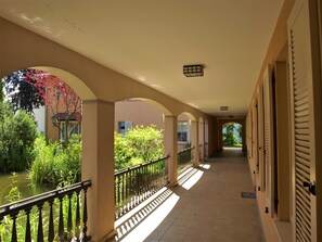 المنطقة المحيطة بالمنشأة