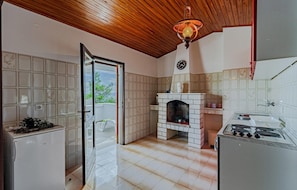 ثلاجة، موقد طهي مسطح، غسالة أطباق، ماكينة لصنع القهوة/الشاي