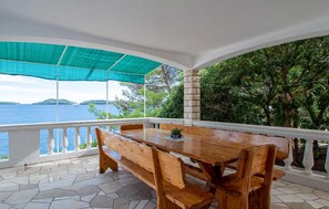 تناول الطعام بالخارج