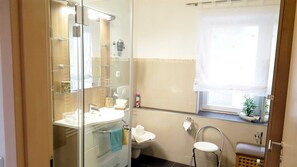 Dusche, Haartrockner, Handtücher, Seife