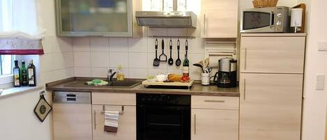 Geladeira, micro-ondas, fogão, lava-louças