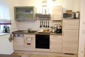 Frigorífico, microondas, horno y lavavajillas