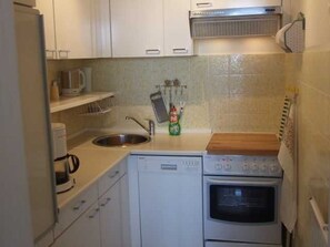 Køleskab, ovn, opvaskemaskine, kaffe-/temaskine