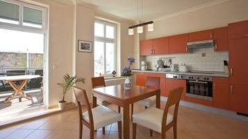 Kühlschrank, Mikrowelle, Ofen, Geschirrspüler