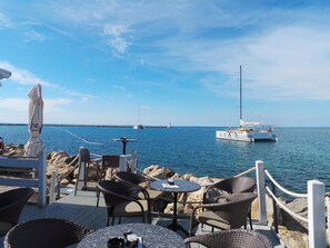 Outdoor dining - Holiday apartment 10 m from the beach (Sevid)