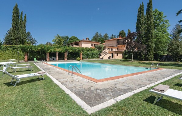 Outdoor pool, pool loungers