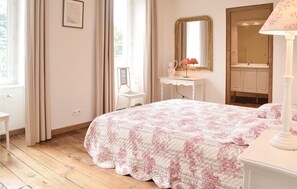 7 bedrooms, travel cot, Internet, bed sheets
