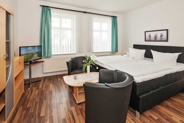 1 bedroom, travel crib, bed sheets
