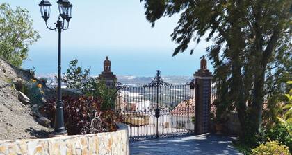 Beautiful home in Algarrobo with WiFi