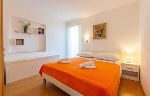 4 bedrooms, travel crib, free WiFi, bed sheets