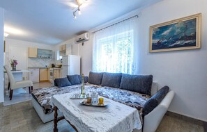 TV - 4 bedroom awesome home in Sevid (Sevid)