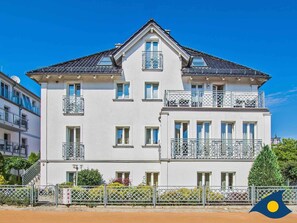 Unclassified image, 5 of 11, button