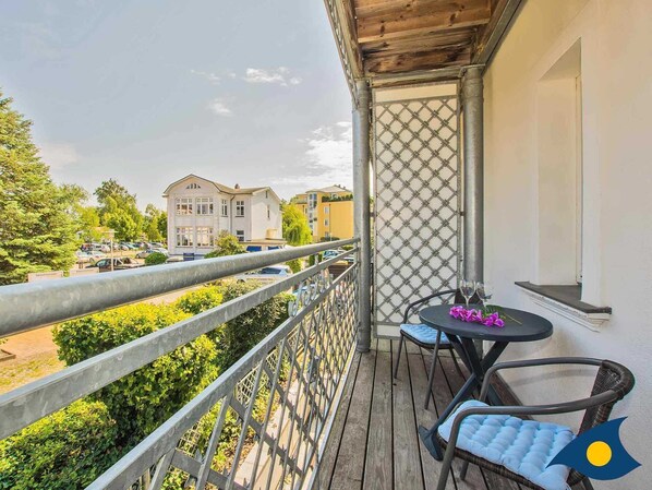 Unclassified image, 1 of 11, button