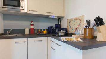 Een koelkast, een magnetron, een vaatwasser