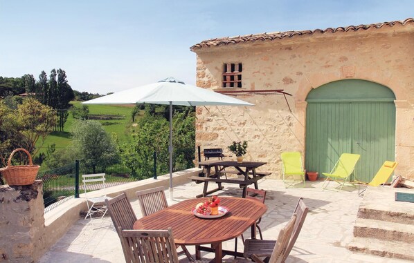 Outdoor dining - Awesome home in Montjoux (Montjoux)