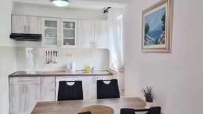 Køleskab, kogeplade, køkkentøj/tallerkener/redskaber