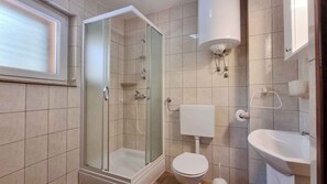 Shower - Holiday flat with air conditioning and terrace (Baška)