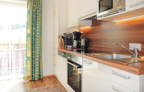 Kühlschrank, Herdplatte, Wasserkocher mit Kaffee-/Teezubehör