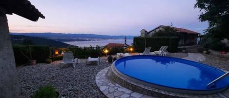 Tina de hidromasaje al aire libre